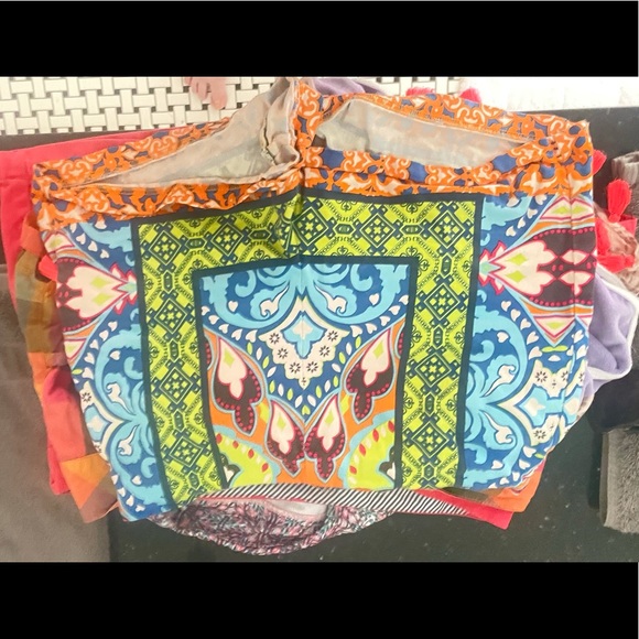 jealous tomato booty shorts - Picture 2 of 2